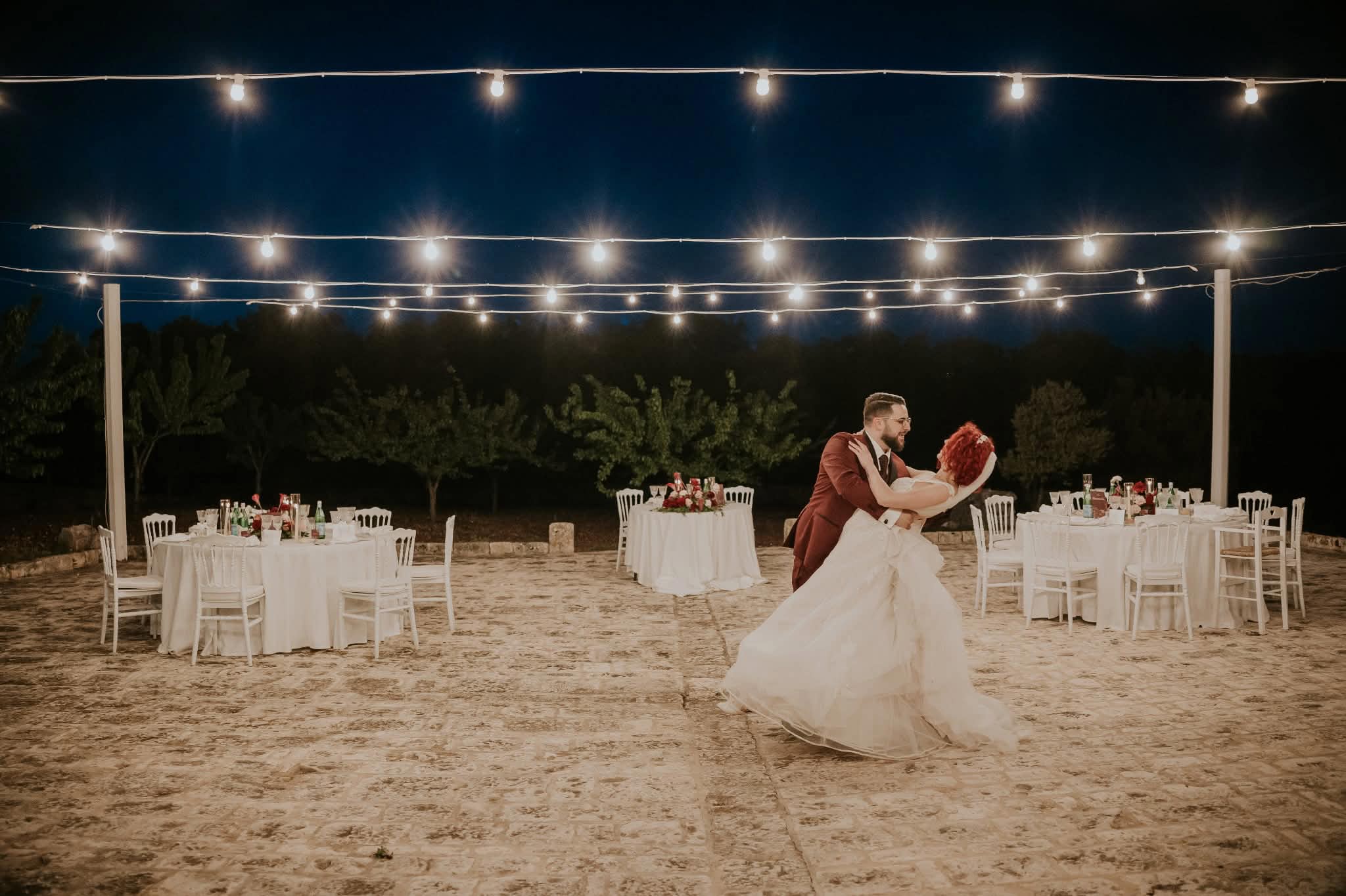 Manon et Arnaud pendant leur première danse, sous les guirlandes lumineuses